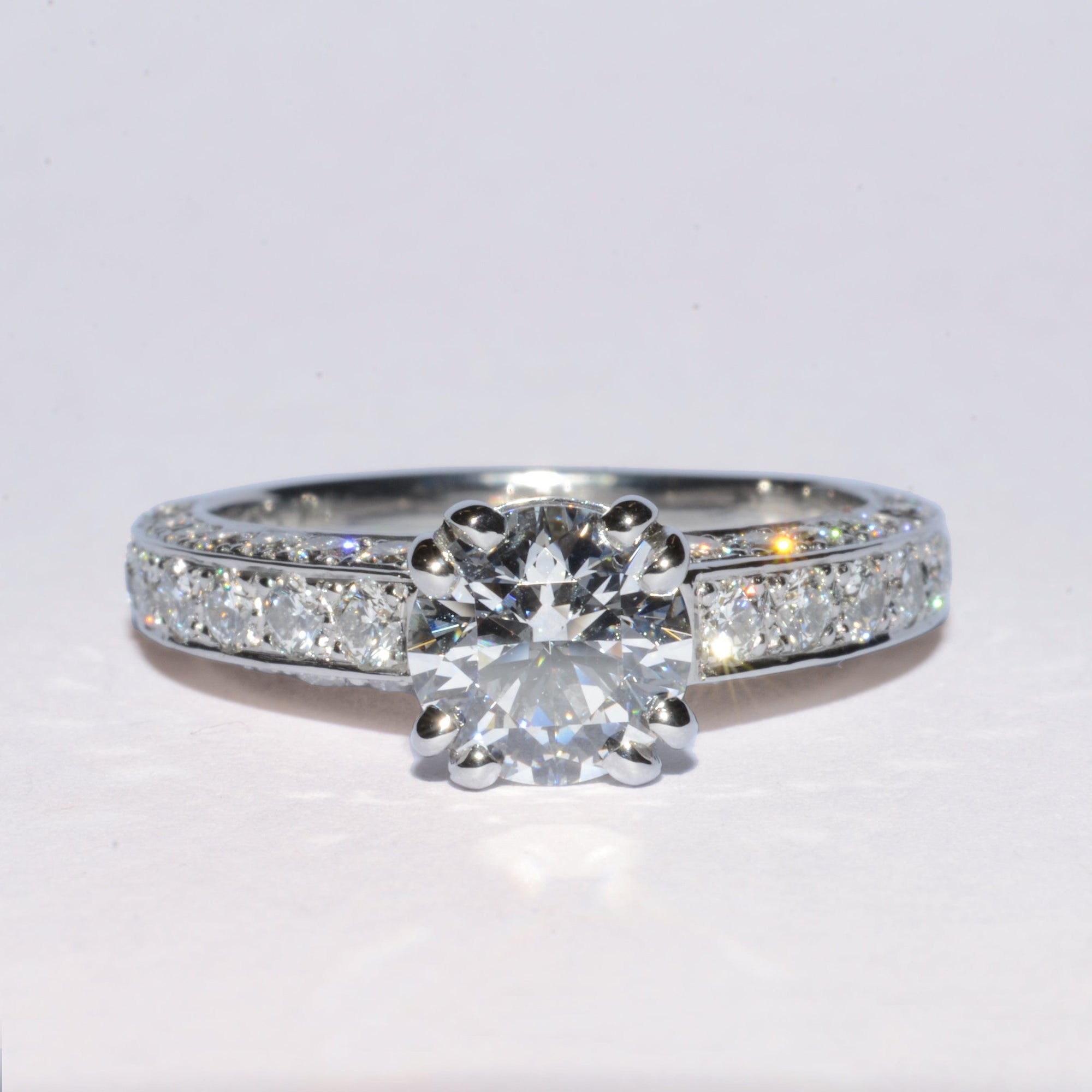 Diamond solitaire in white gold