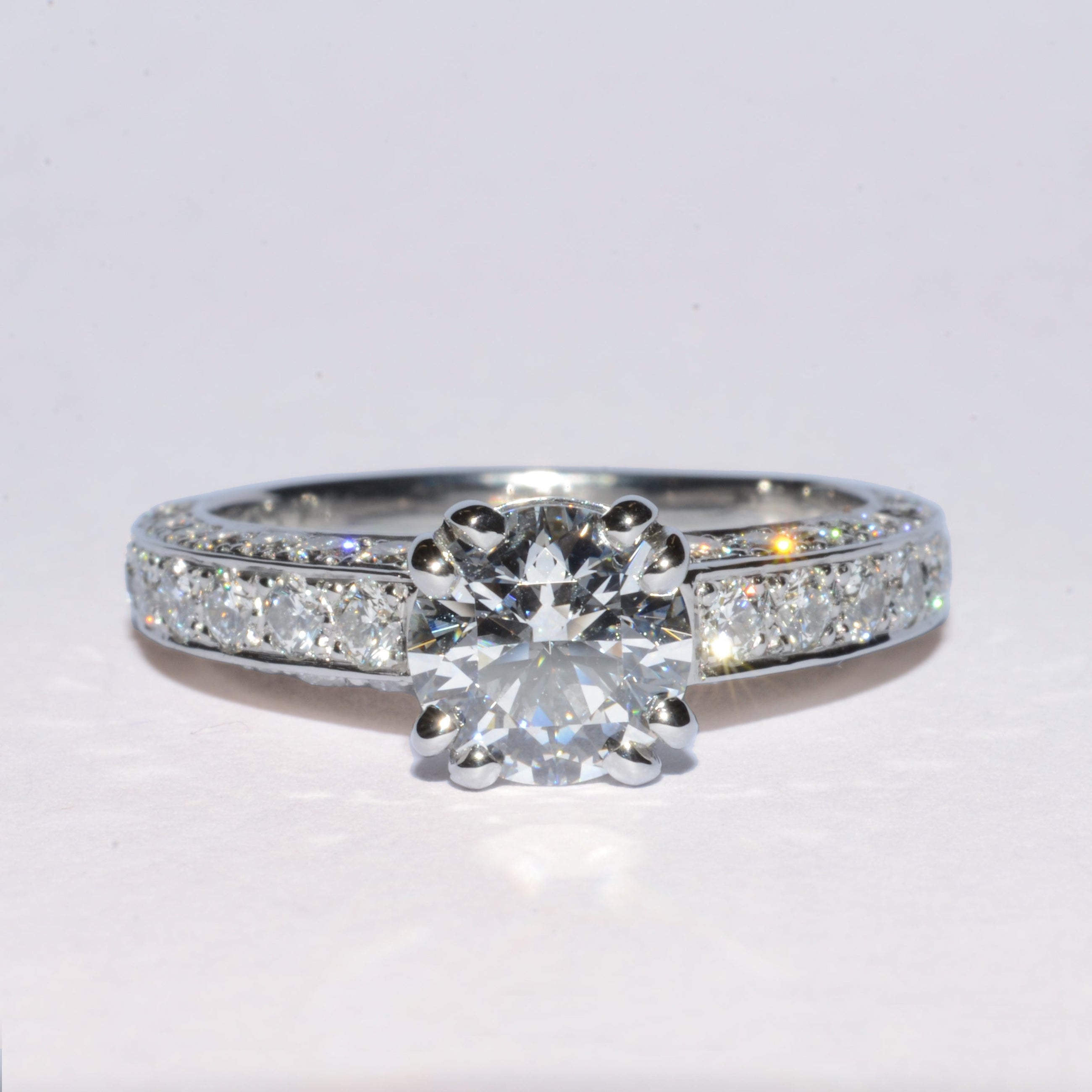 Diamond solitaire in white gold