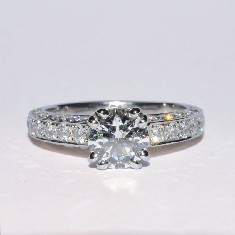 Diamond solitaire in white gold