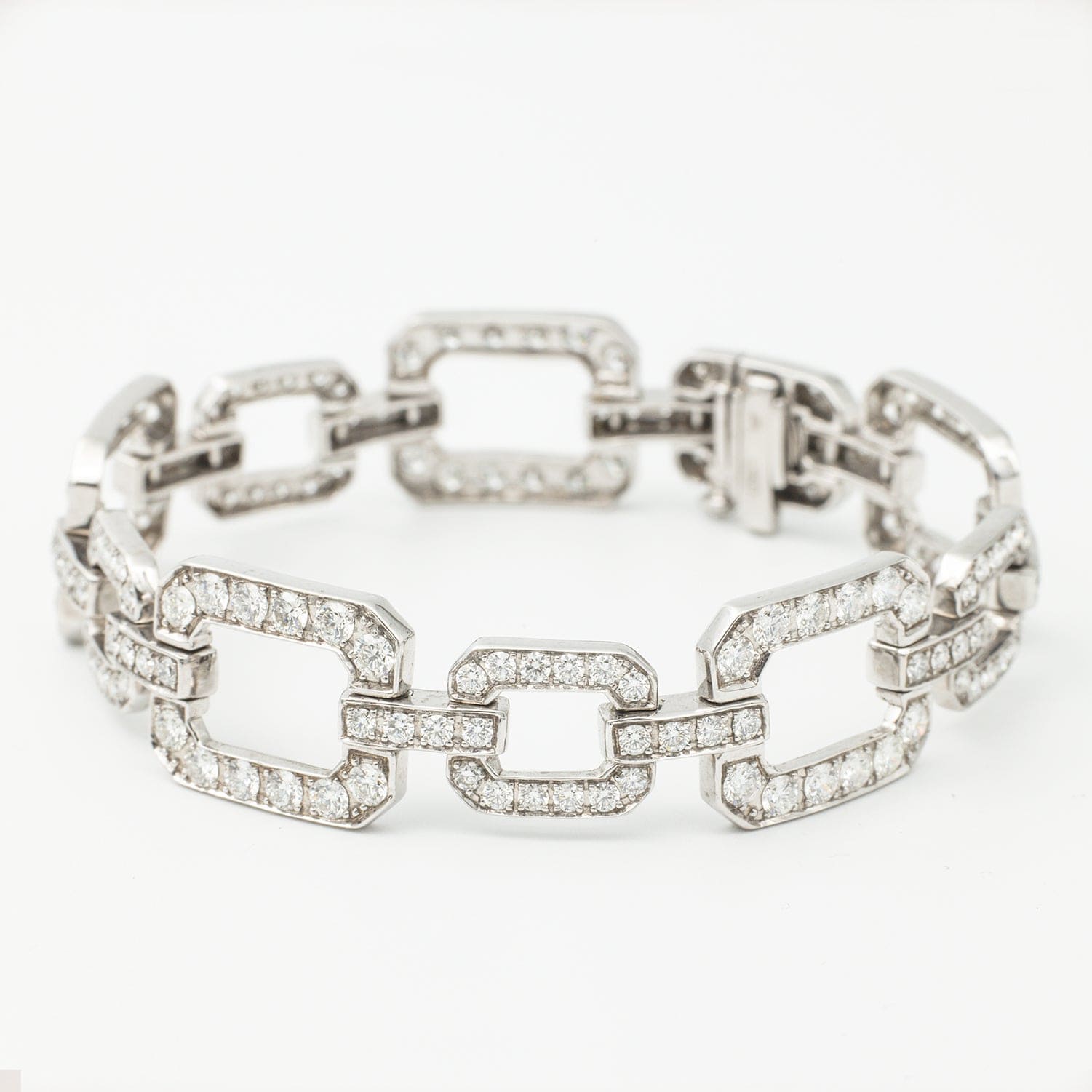 A Diamond Chain Link Bracelet made of 18ct white gold, featuring multiple round brilliant cut diamonds.