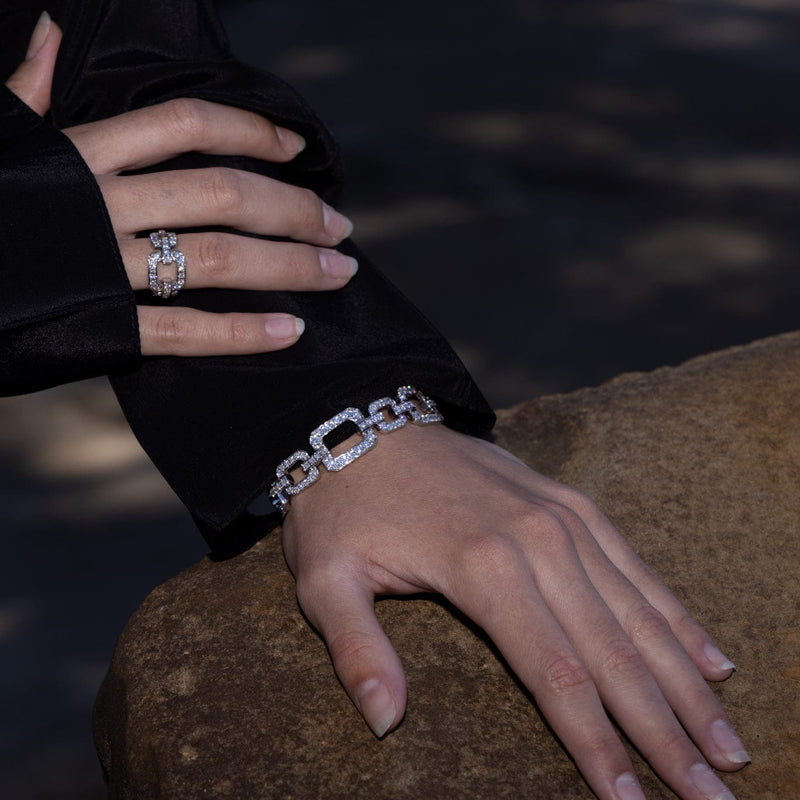 A Diamond Chain Link Bracelet and maatching ring made of 18ct white gold, featuring multiple round brilliant cut diamonds.