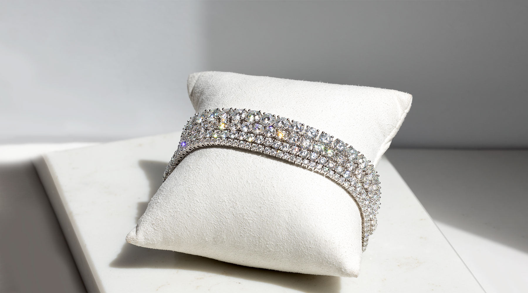 Top Tips for Infusing Vintage Jewellery into Your Modern Wardrobe