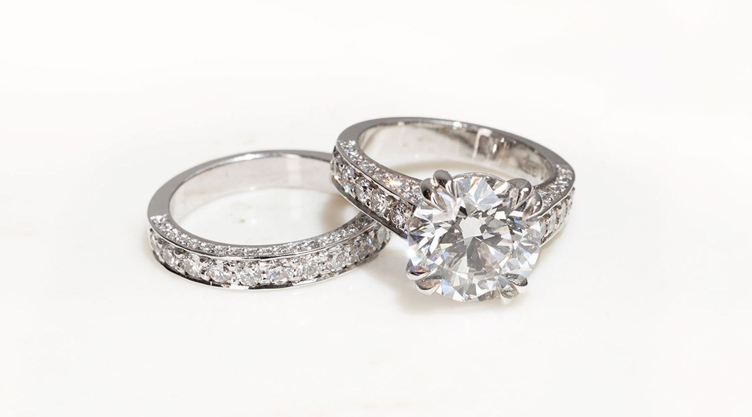 Your Complete Guide to Round and Oval Engagement Rings